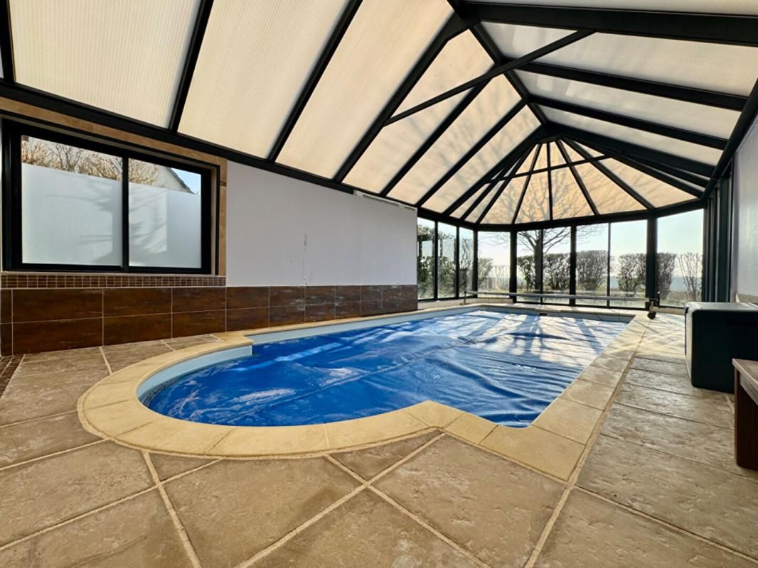 Tres belle maison de 242m2, 5 chambres , garage 2 voitures , piscine couverte , jardin