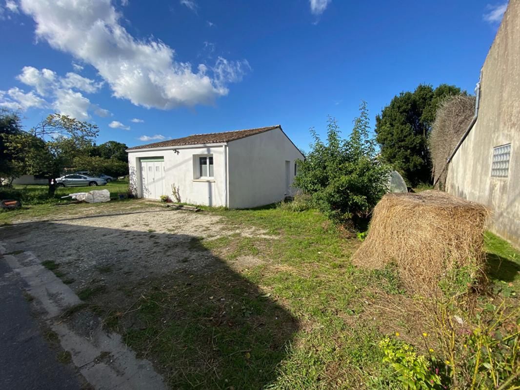 EXCLUSIVITE Dépendance sur  terrain constructible 715 m2
