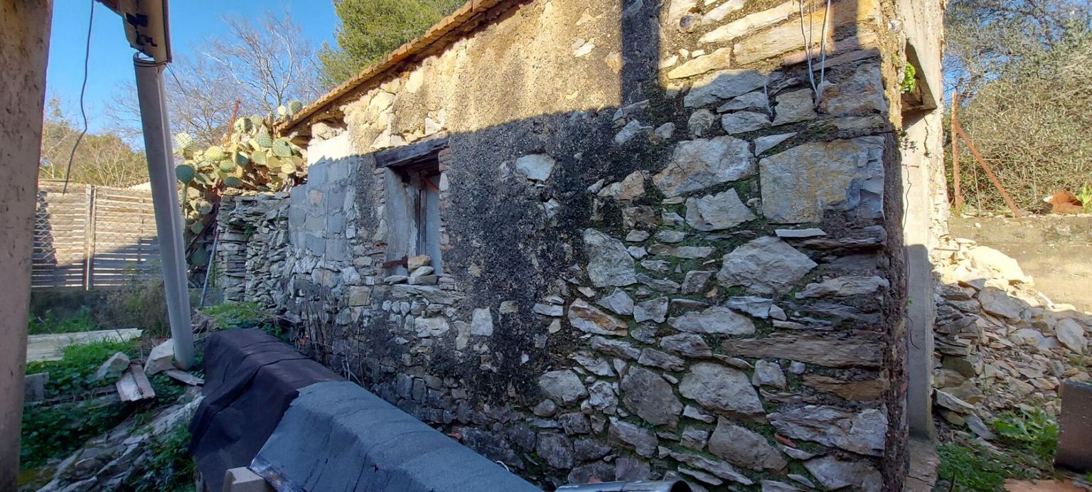 30. GARD. NIMES. Mazet en garrigue à rénover sur 384 m² proche centre ville