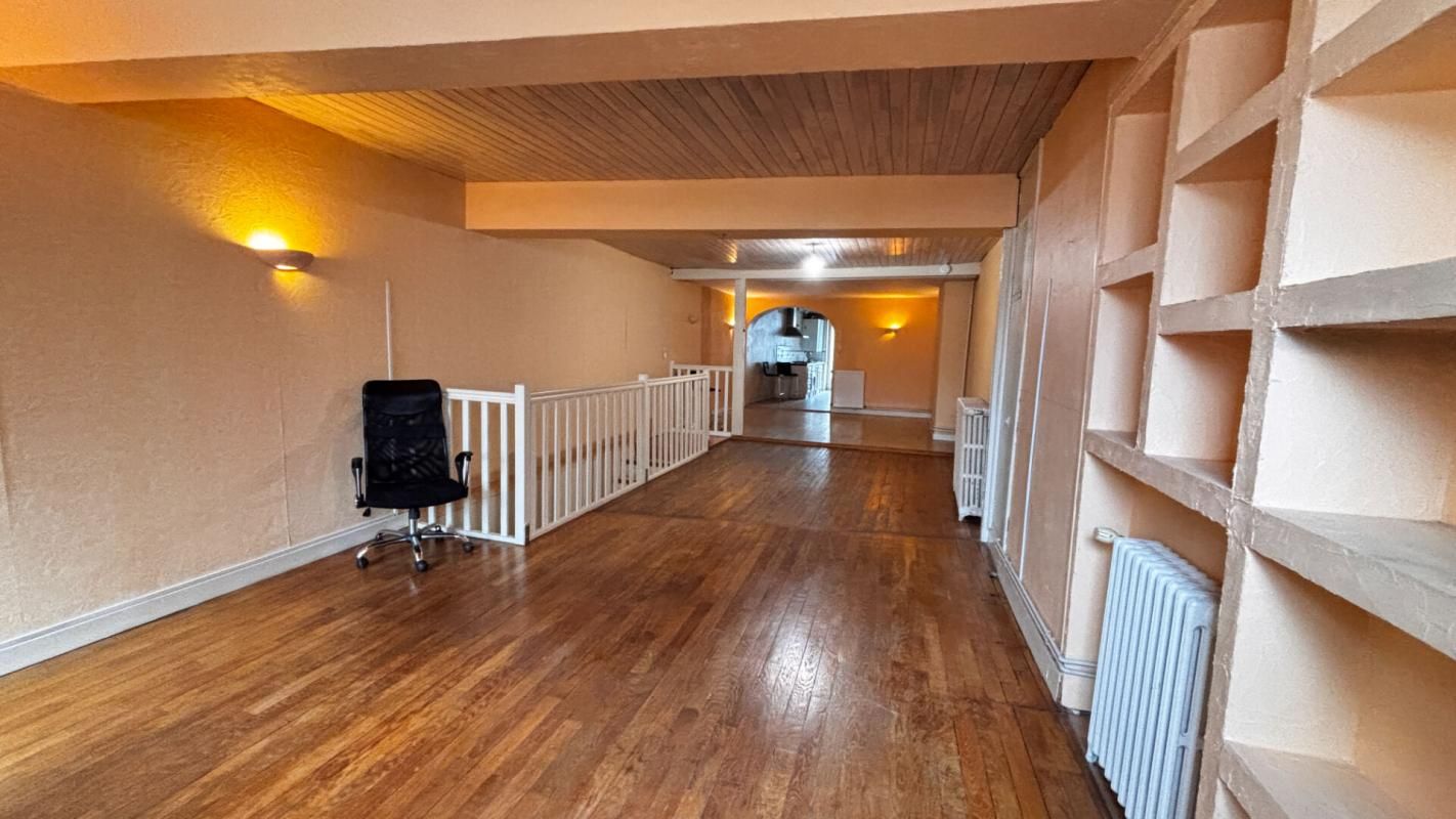 Maison coeur de ville en duplex, 5 P, avec commerce loué