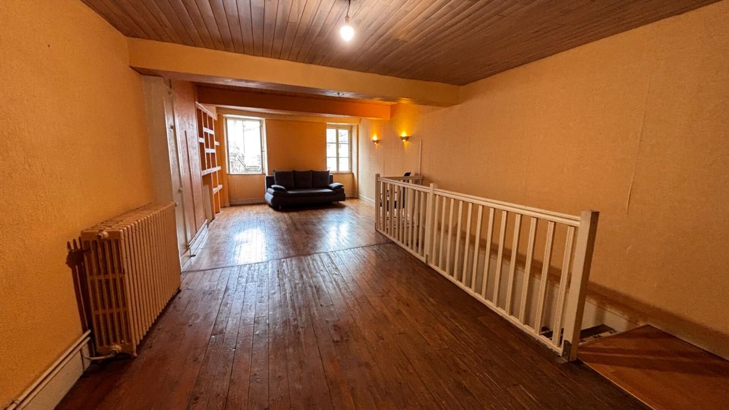 TOURNUS Maison coeur de ville en duplex, 5 P, avec commerce loué 2