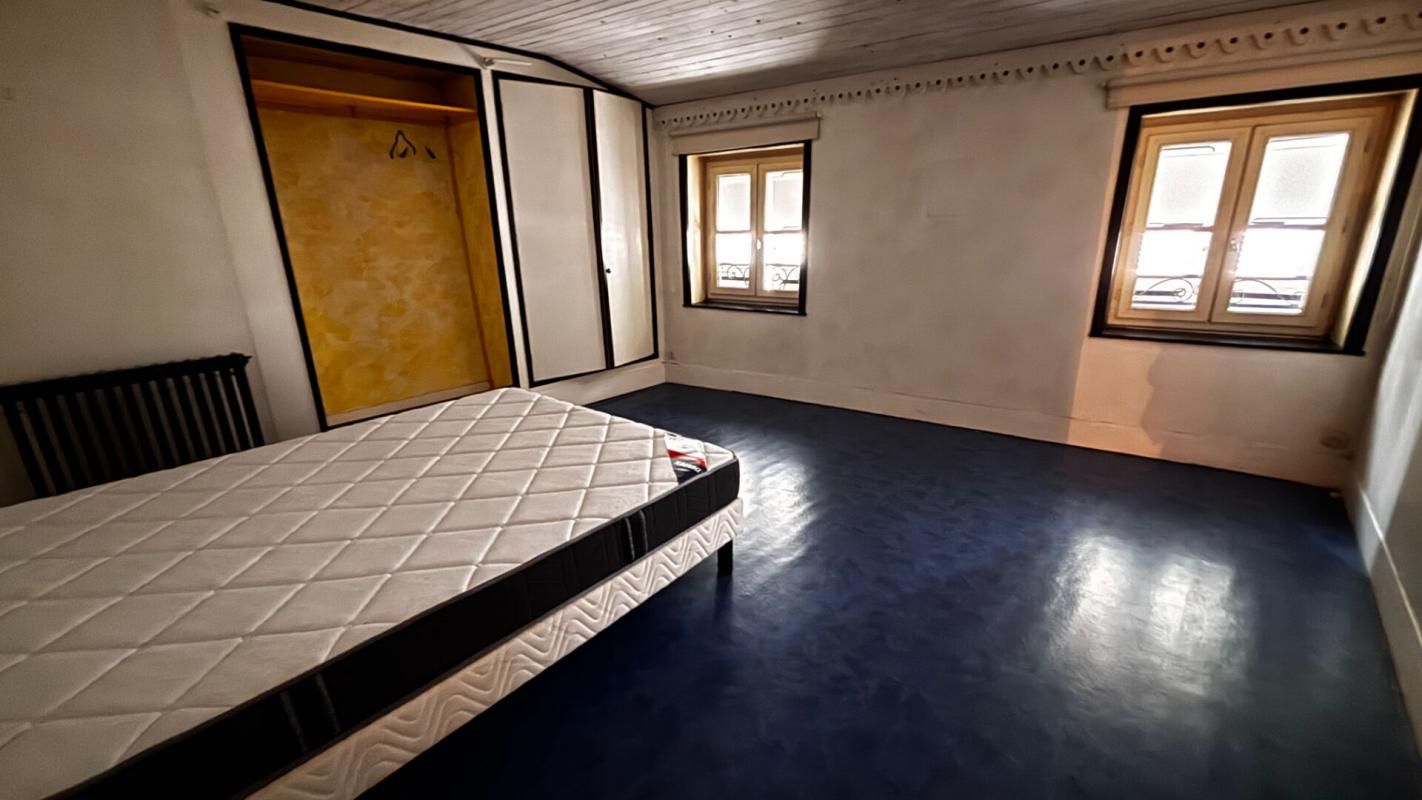 TOURNUS Maison coeur de ville en duplex, 5 P, avec commerce loué 3
