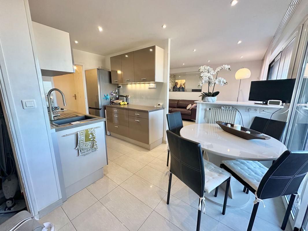 Appartement Antibes entièrement rénové 3 pièces 70m2 aperçu mer