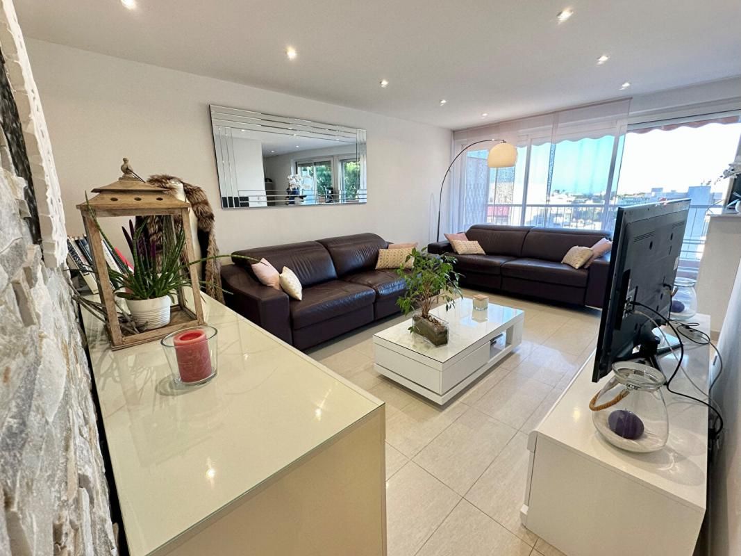 ANTIBES Appartement Antibes entièrement rénové 3 pièces 70m2 aperçu mer 2