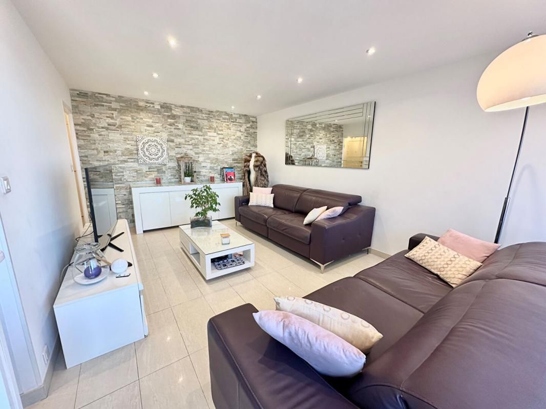 ANTIBES Appartement Antibes entièrement rénové 3 pièces 70m2 aperçu mer 3