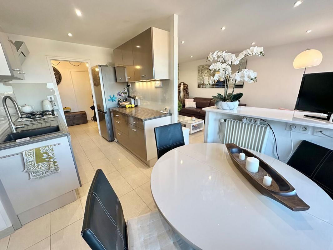 ANTIBES Appartement Antibes entièrement rénové 3 pièces 70m2 aperçu mer 4
