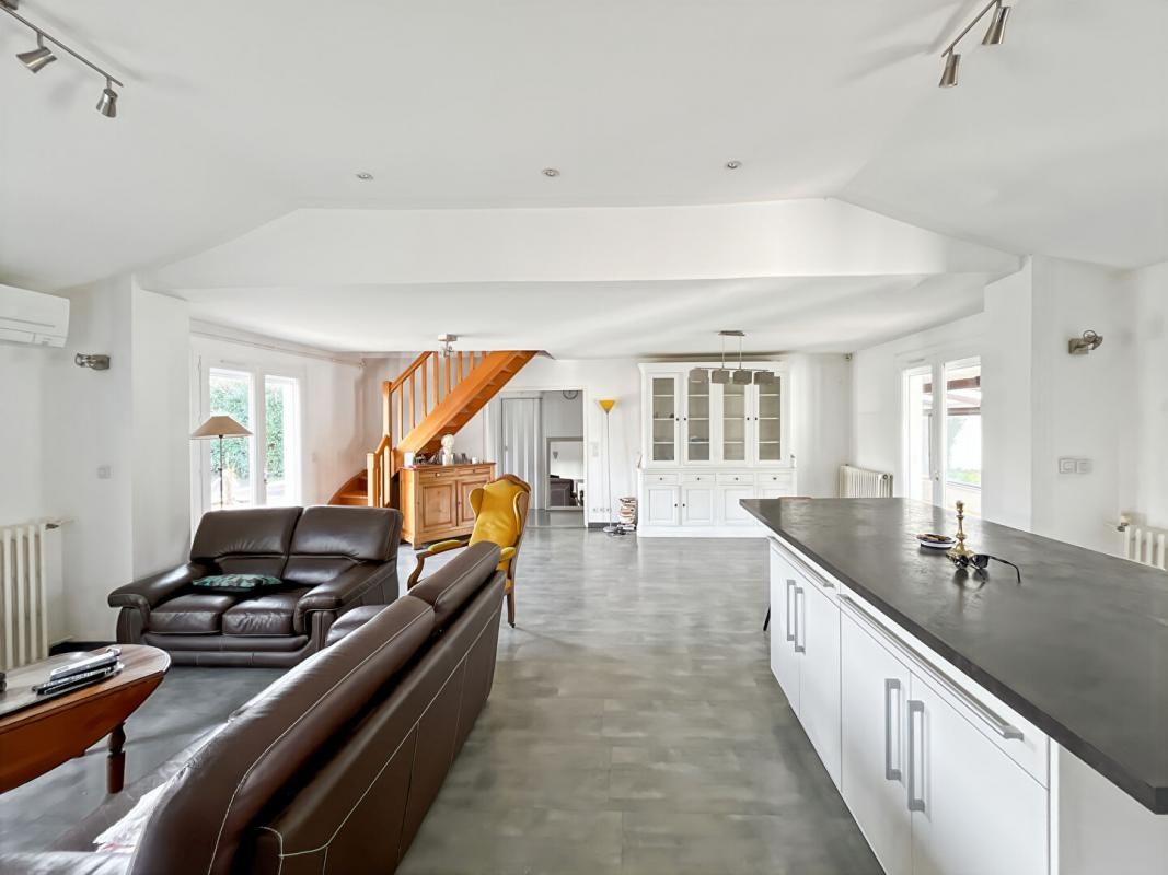 PAREMPUYRE Maison Parempuyre 155m² + Garage 70m² + Annexe 3