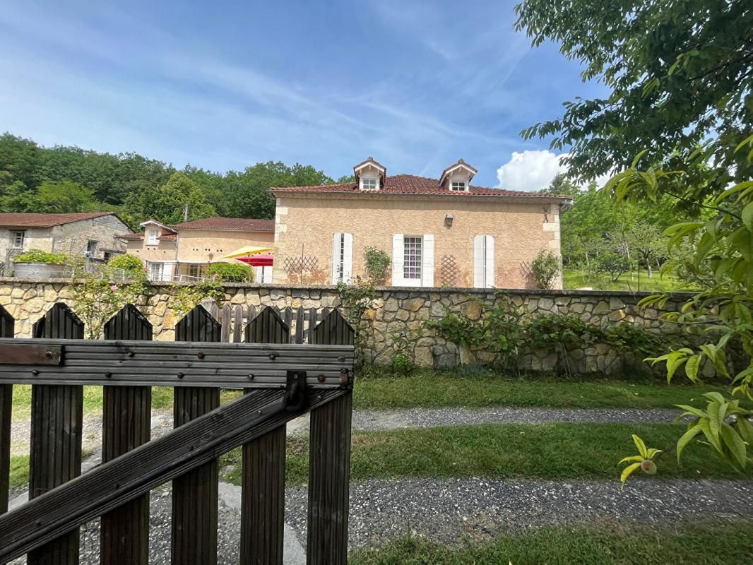 TRELISSAC Corps de ferme/gîte 280 m2 8 pièces-Terrain 55780 m2 2
