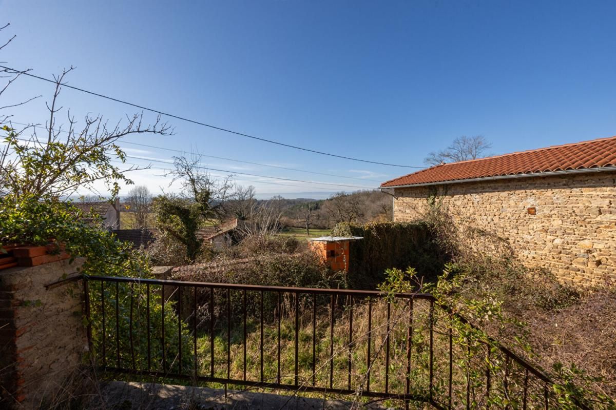Maison de hameau avec court fermé et terrain