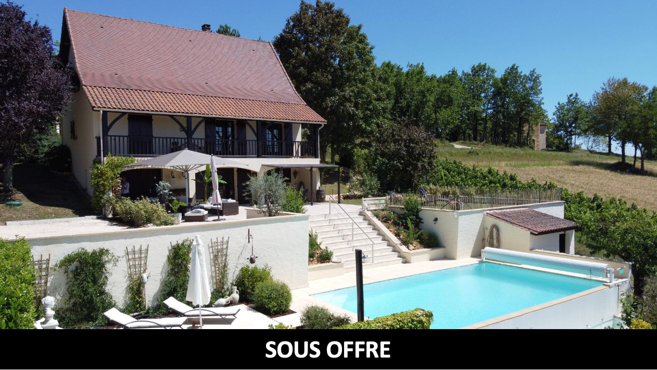 Maison avec 5 chambres et une piscine à débordement