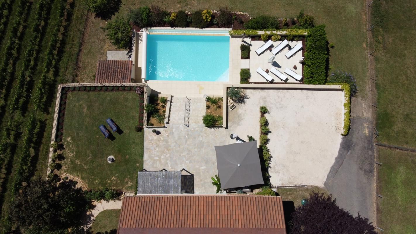 SAINT-CHAMASSY Maison avec 5 chambres et une piscine à débordement 2