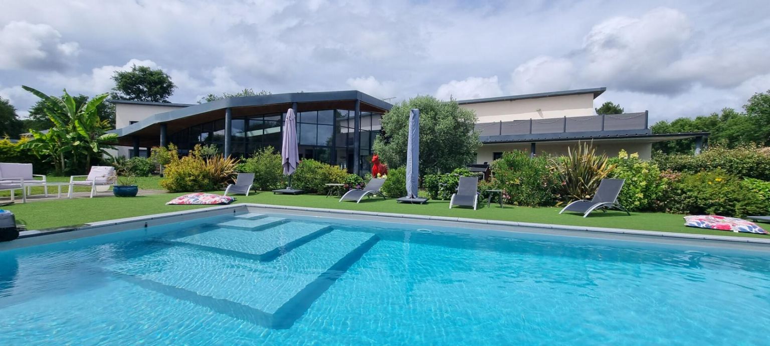Villa d'Architecte de 800 m² - 16 pièces - 9 chambres - 1 appartement T3 - 1 piscine intérieure et 1 extérieure - parcelle 2500 m² - Le Temple