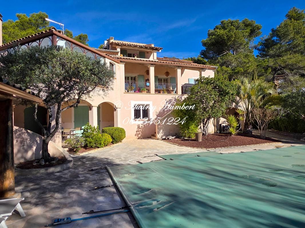 PIERREVERT, SUPERBE VILLA de 218 m² avec piscine, grand terrain et vue dégagée et verdoyante