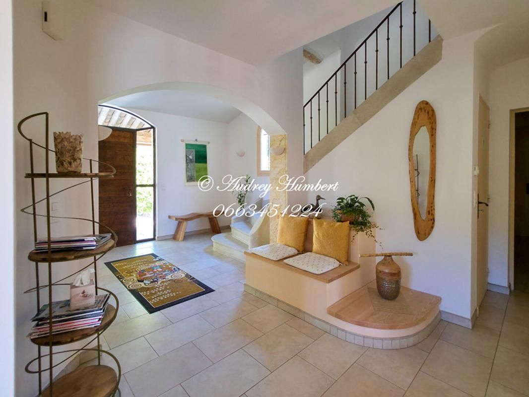 PIERREVERT PIERREVERT, SUPERBE VILLA de 218 m² avec piscine, grand terrain et vue dégagée et verdoyante 3