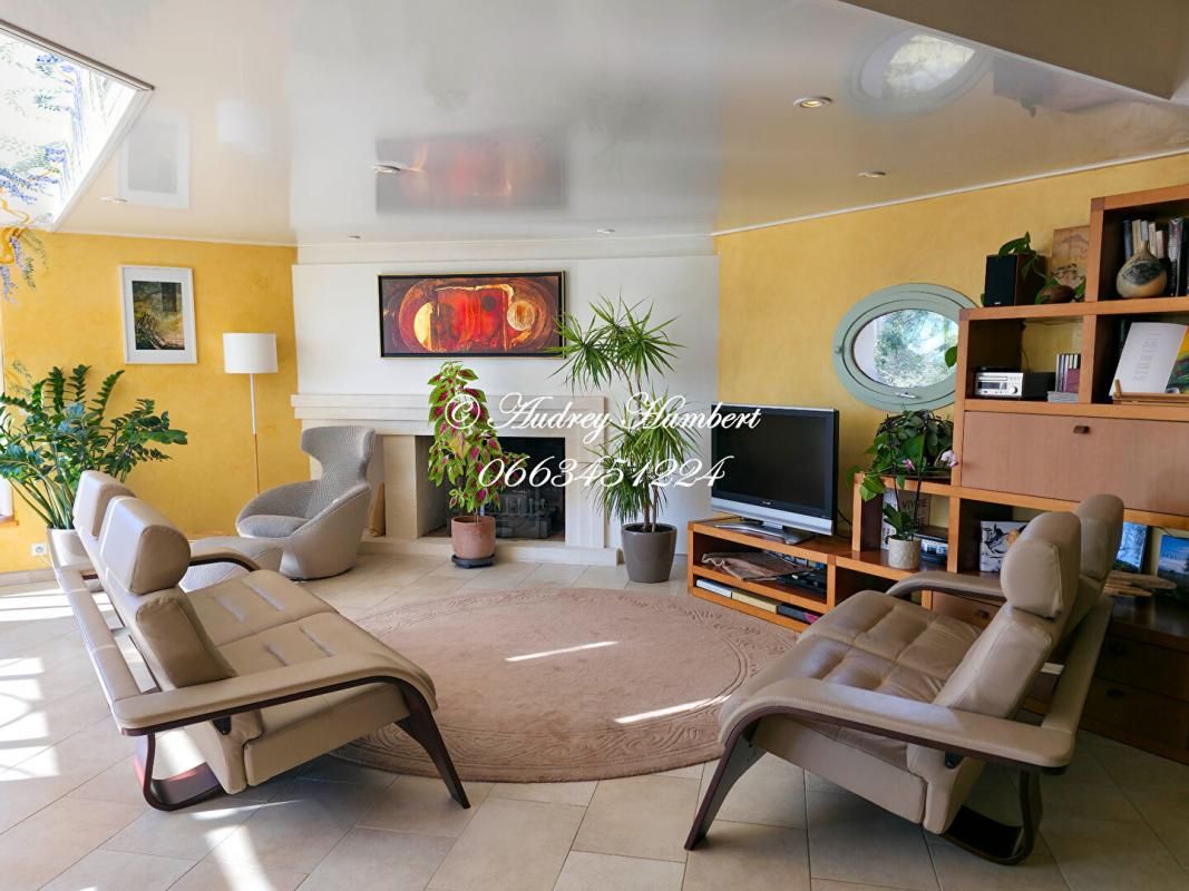 PIERREVERT PIERREVERT, SUPERBE VILLA de 218 m² avec piscine, grand terrain et vue dégagée et verdoyante 4