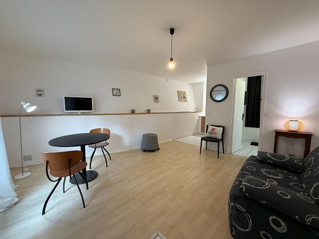 PONTOISE Studio 27 m² à Pontoise, place Notre Dame 2