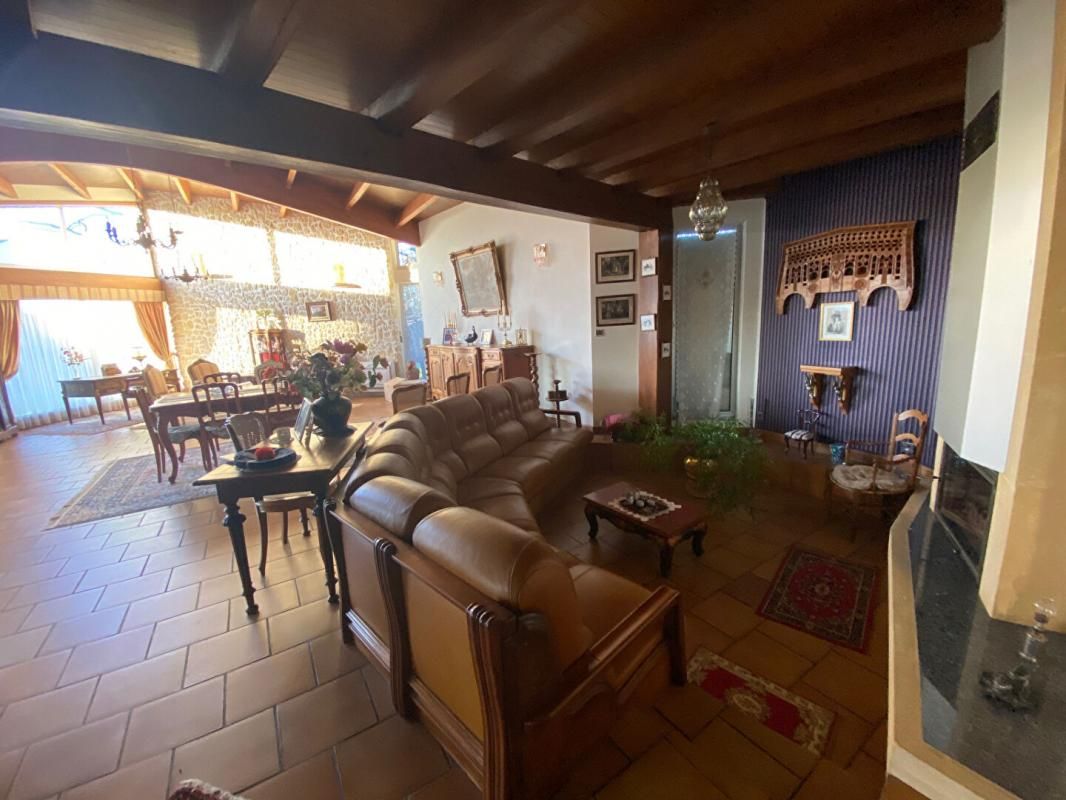 SAINTES EXCLUSIVITE Maison de  303 m2 avec dépendance/ local d'activité  de  3 pièces de 55 m2 3