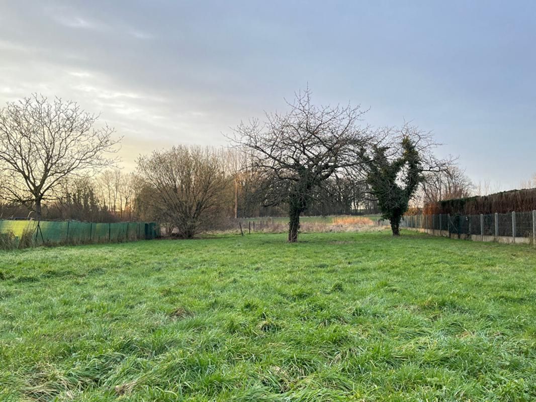 NOYON Terrain constructible de 1806 m2 à Noyon 2