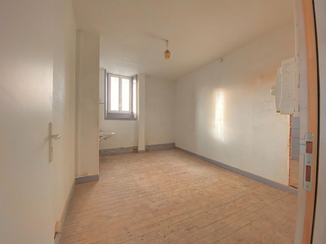 REIMS A rénover - Plateaux en Duplex 104 m2 Warmeriville 2