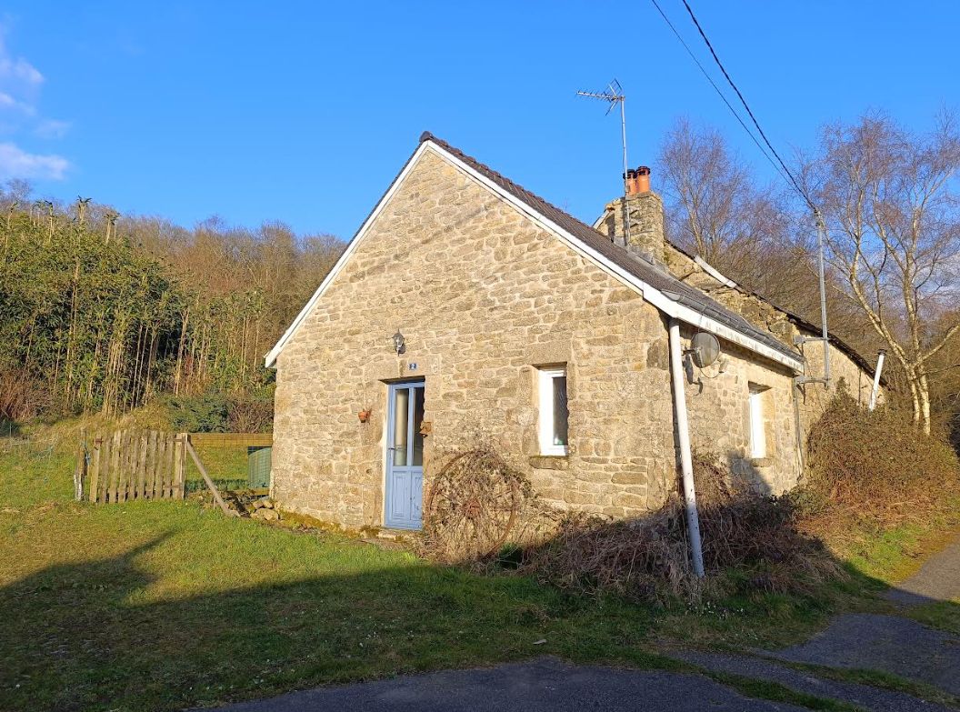 LE FAOUET 56320 Le Faouët petite maison habitable avec hangar 1ha 8 dont 1ha attenant 2