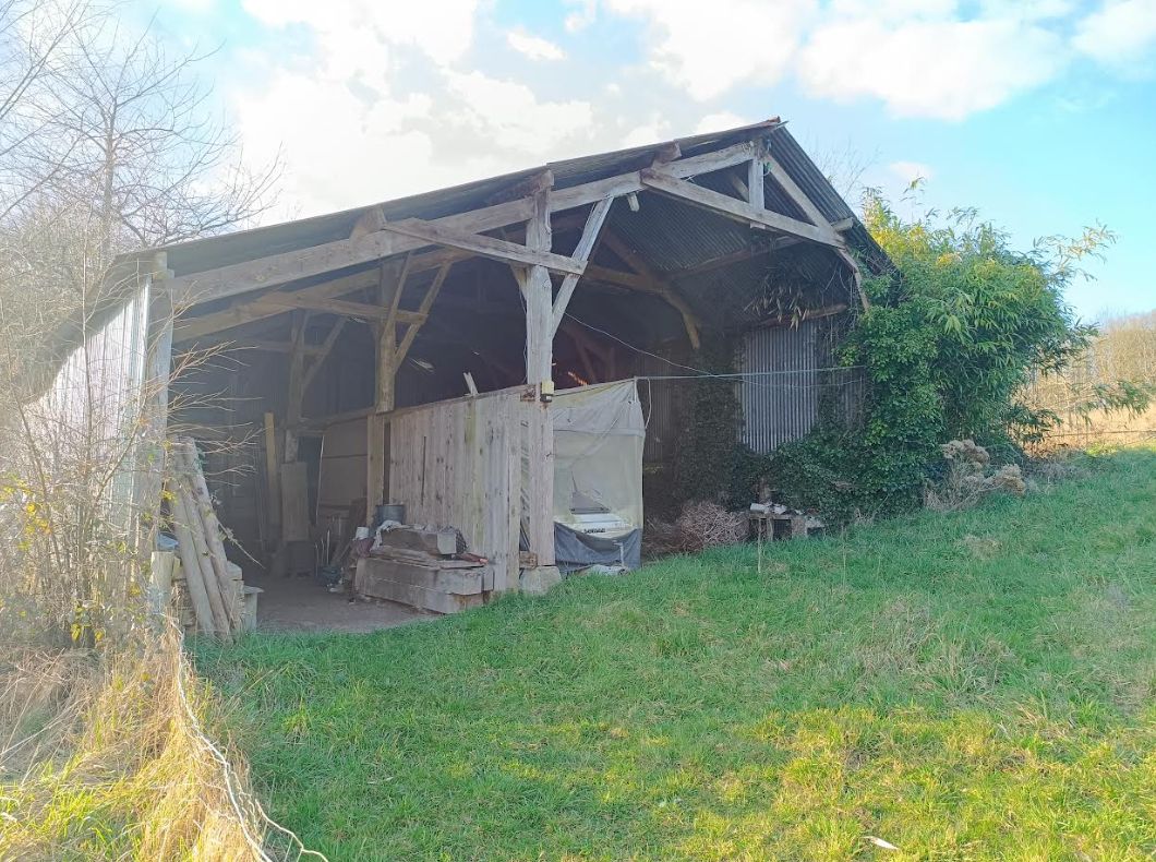 LE FAOUET 56320 Le Faouët petite maison habitable avec hangar 1ha 8 dont 1ha attenant 4