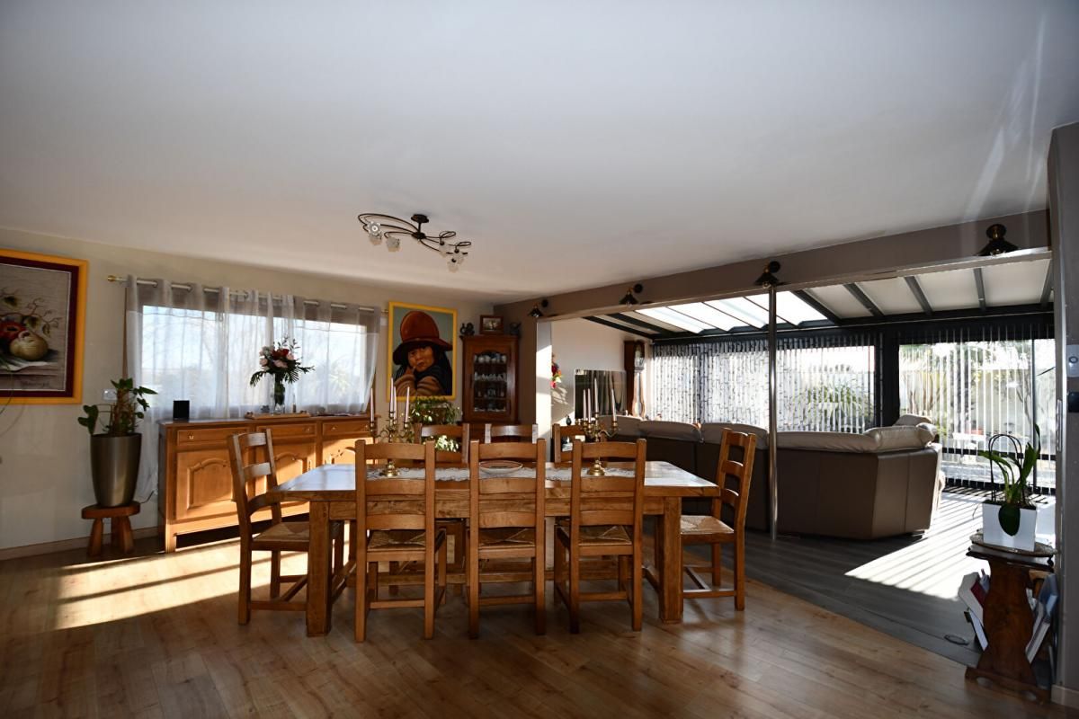 CHATEAU-THEBAUD Maison Chateau Thébaud 6 P . 208 M² . T 530 M² . Possibilité 4 chambres . Cave . Jacuzzi 3