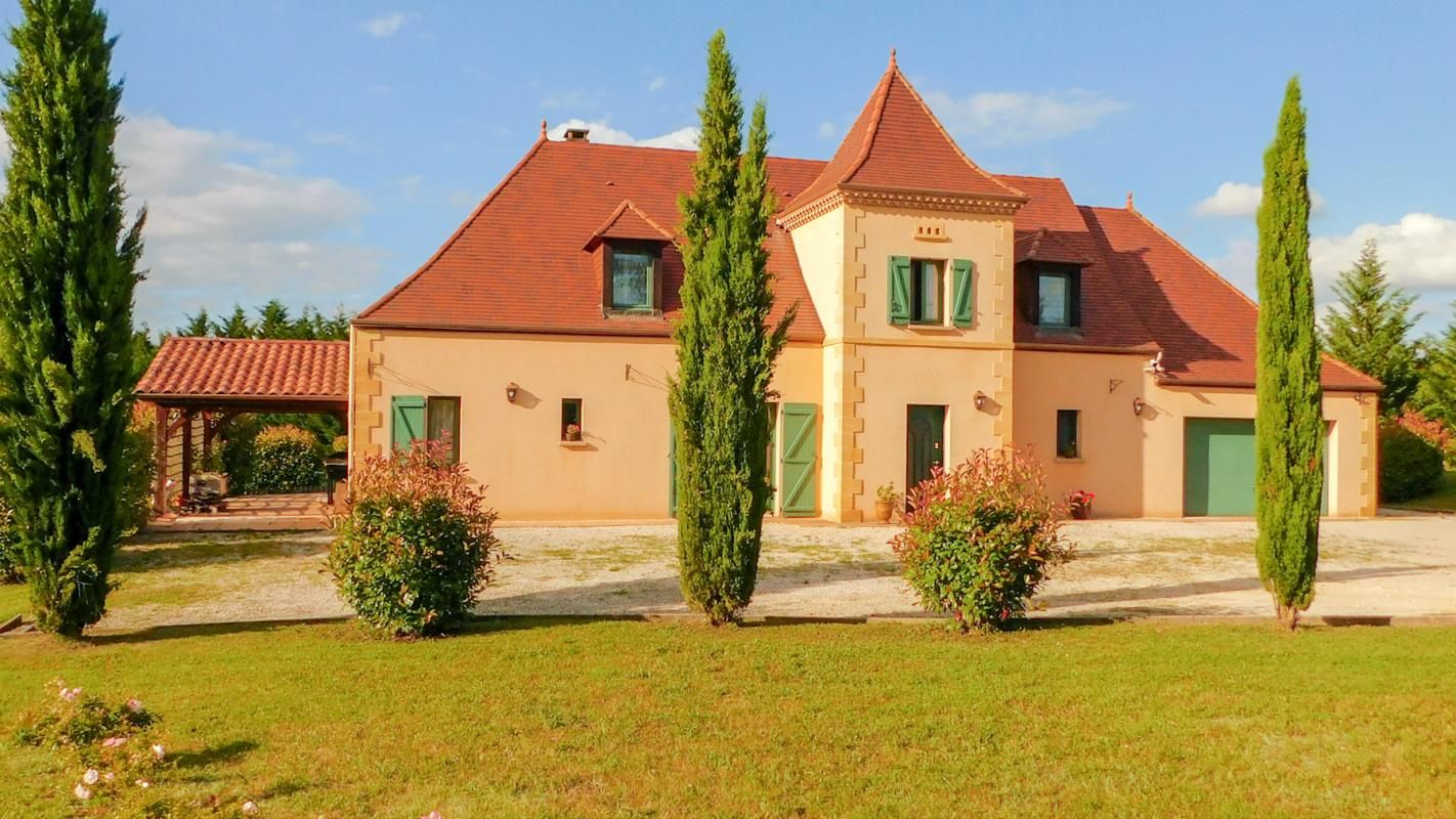 Saint-Projet 46300: Belle maison quercynoise, 167m², 8 pièces, 4 chambres, 3 salles d'eau, piscine, terrain de plus de 7500m²