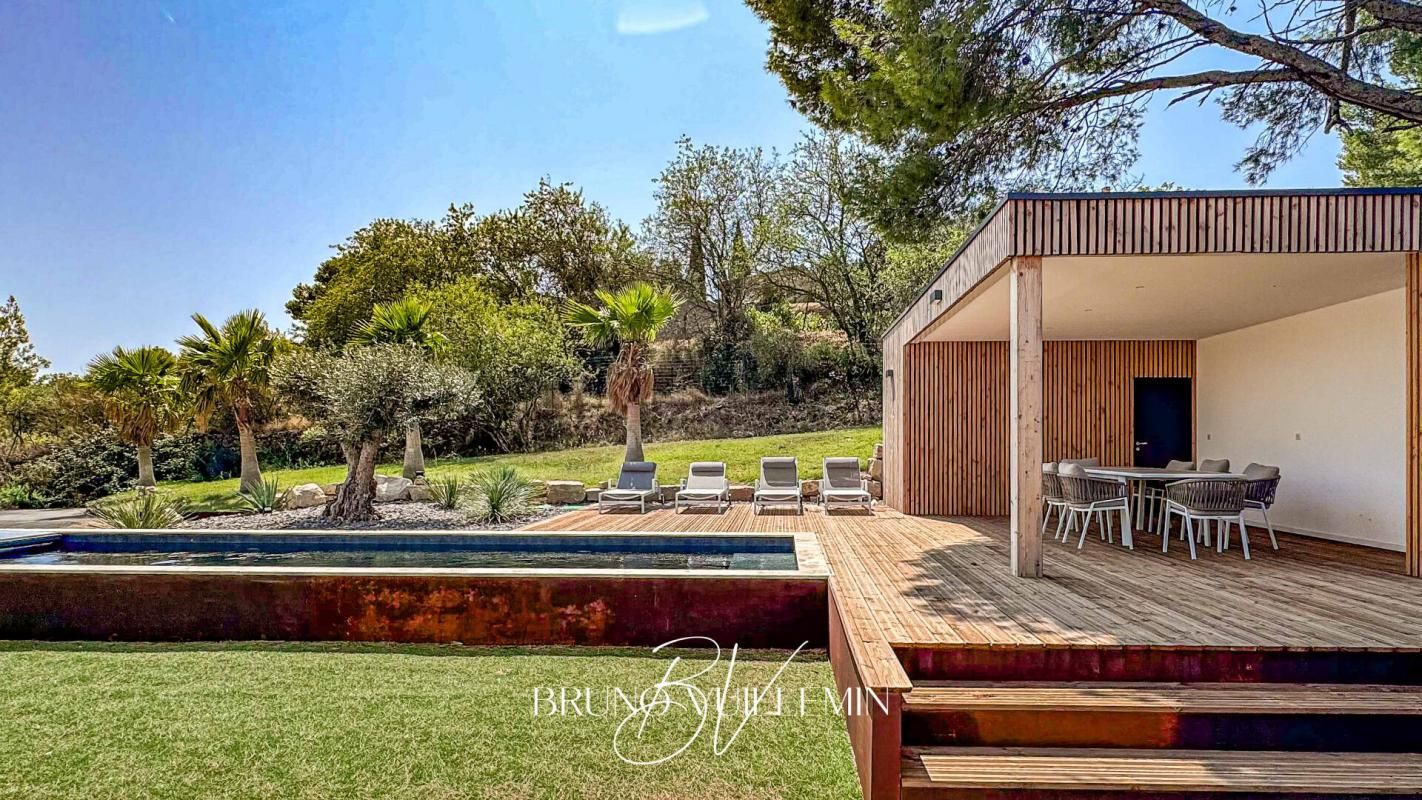 VILLA DE PRESTIGE, DECOREE et MEUBLEE - ENVIRONNEMENT PRIVILEGIE