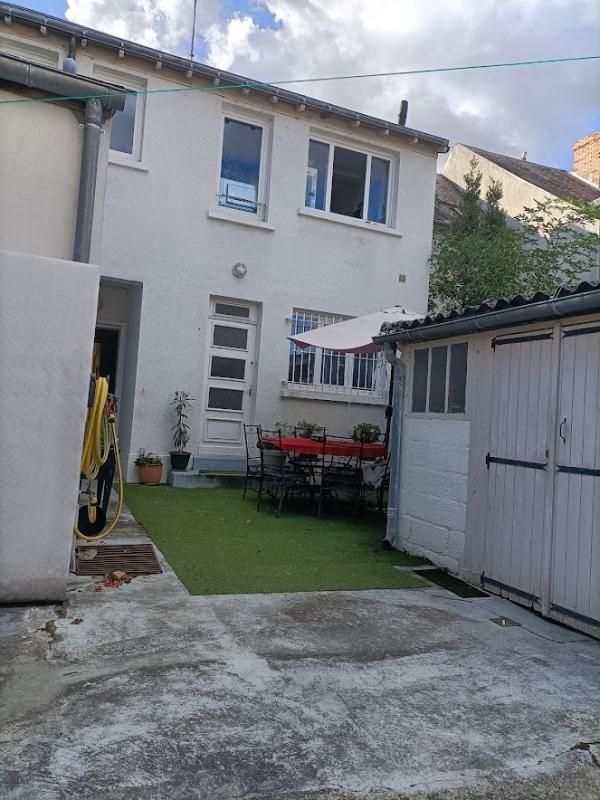 CHATELLERAULT Immeuble de 166 m2 à Châtellerault avec 2 T3, local commercial et cour 1
