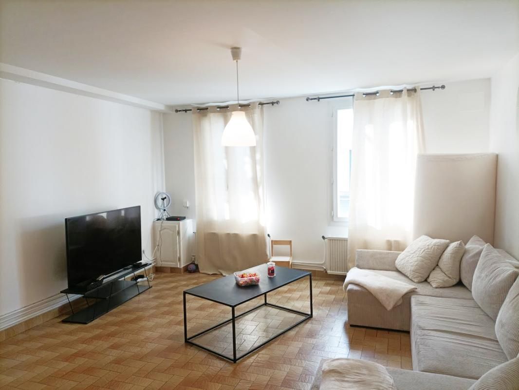 CHATELLERAULT Immeuble de 166 m2 à Châtellerault avec 2 T3, local commercial et cour 2