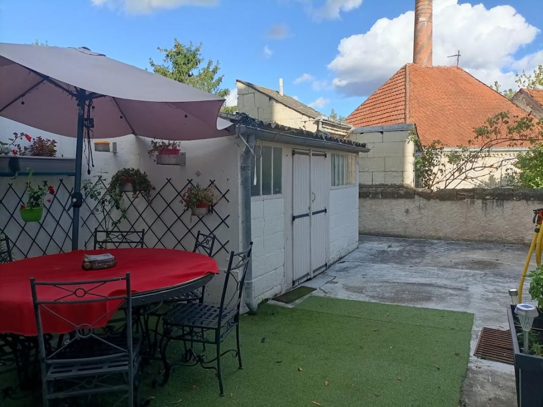 CHATELLERAULT Immeuble de 166 m2 à Châtellerault avec 2 T3, local commercial et cour 3