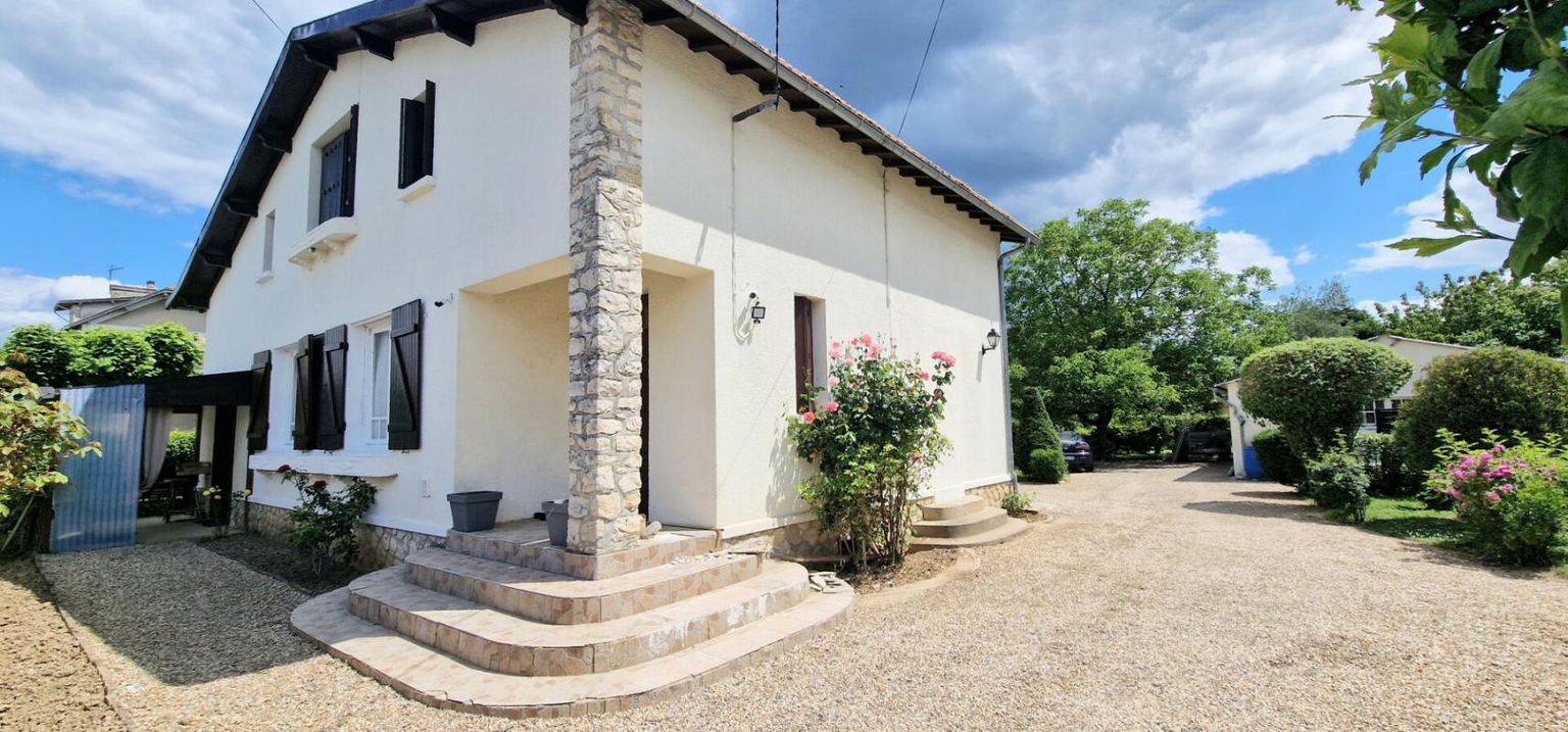 Maison familiale 6 pièces 168 m2- terrain 1225 m2
