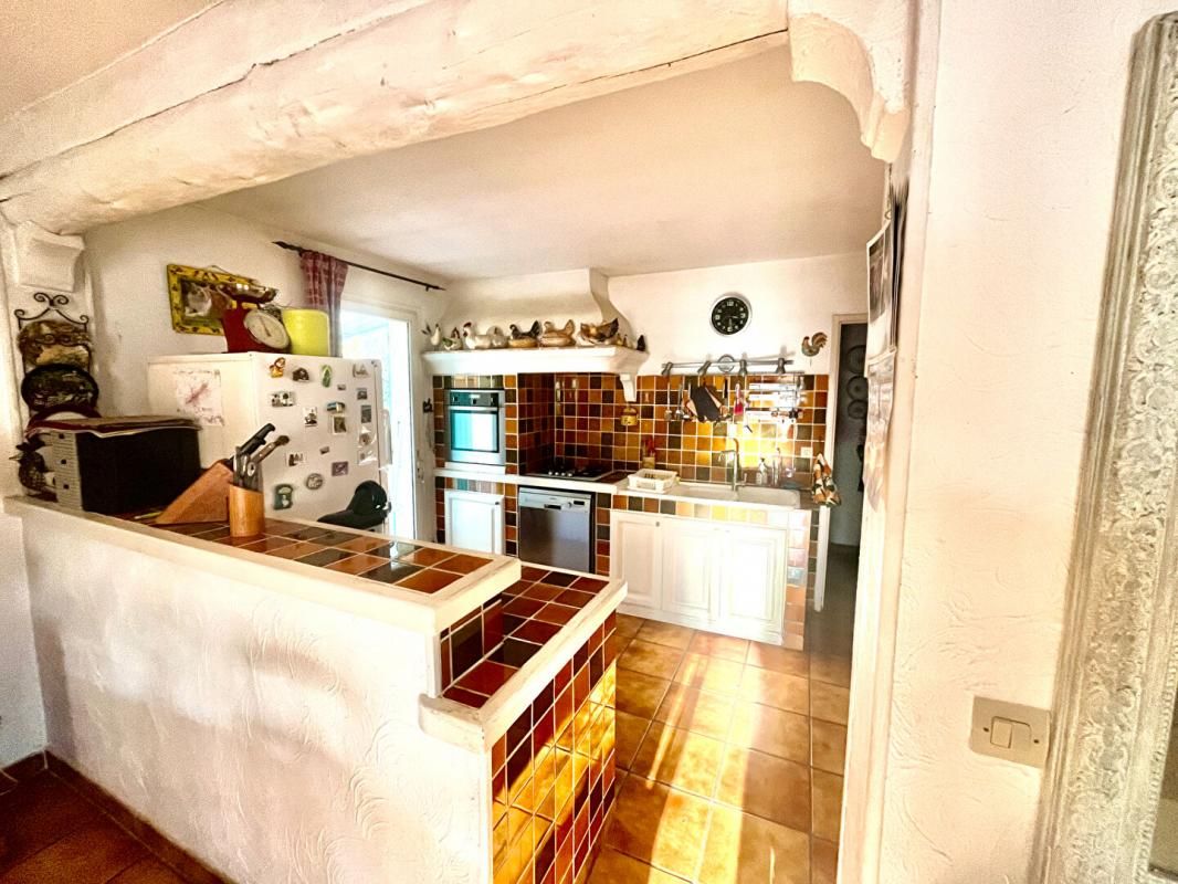 FLAYOSC Villa avec jardin, piscine et garage à Flayosc. Votre maison de rêve au coeur de la Provence ! 6 pièce(s) 130 m2 2