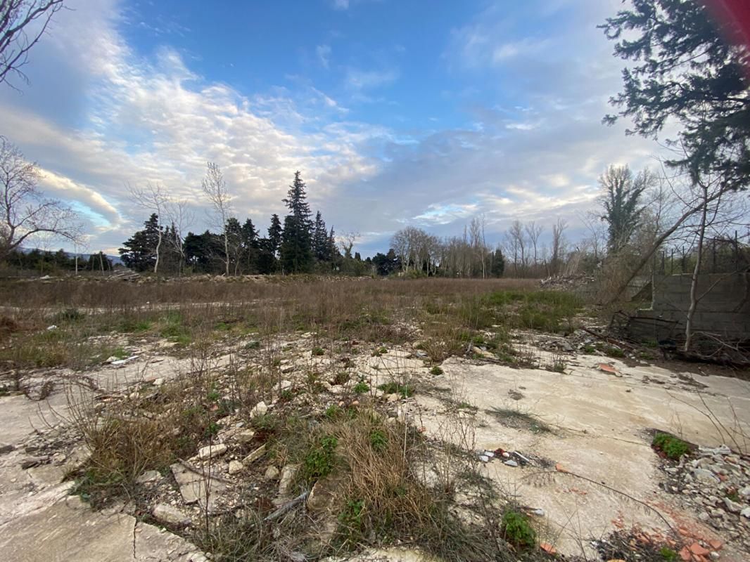 À Vendre : Maison à Rénover à Orgon - 120m² sur 6300m² de Terrain