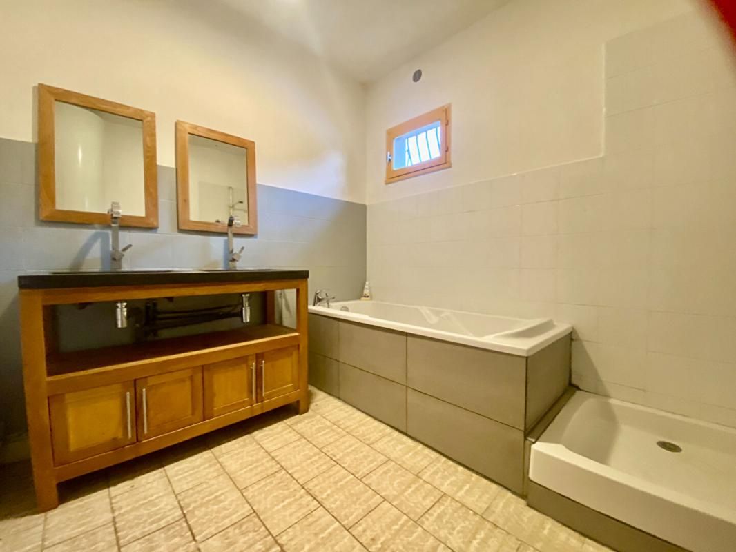 ORGON À Vendre : Maison à Rénover à Orgon - 120m² sur 6300m² de Terrain 4