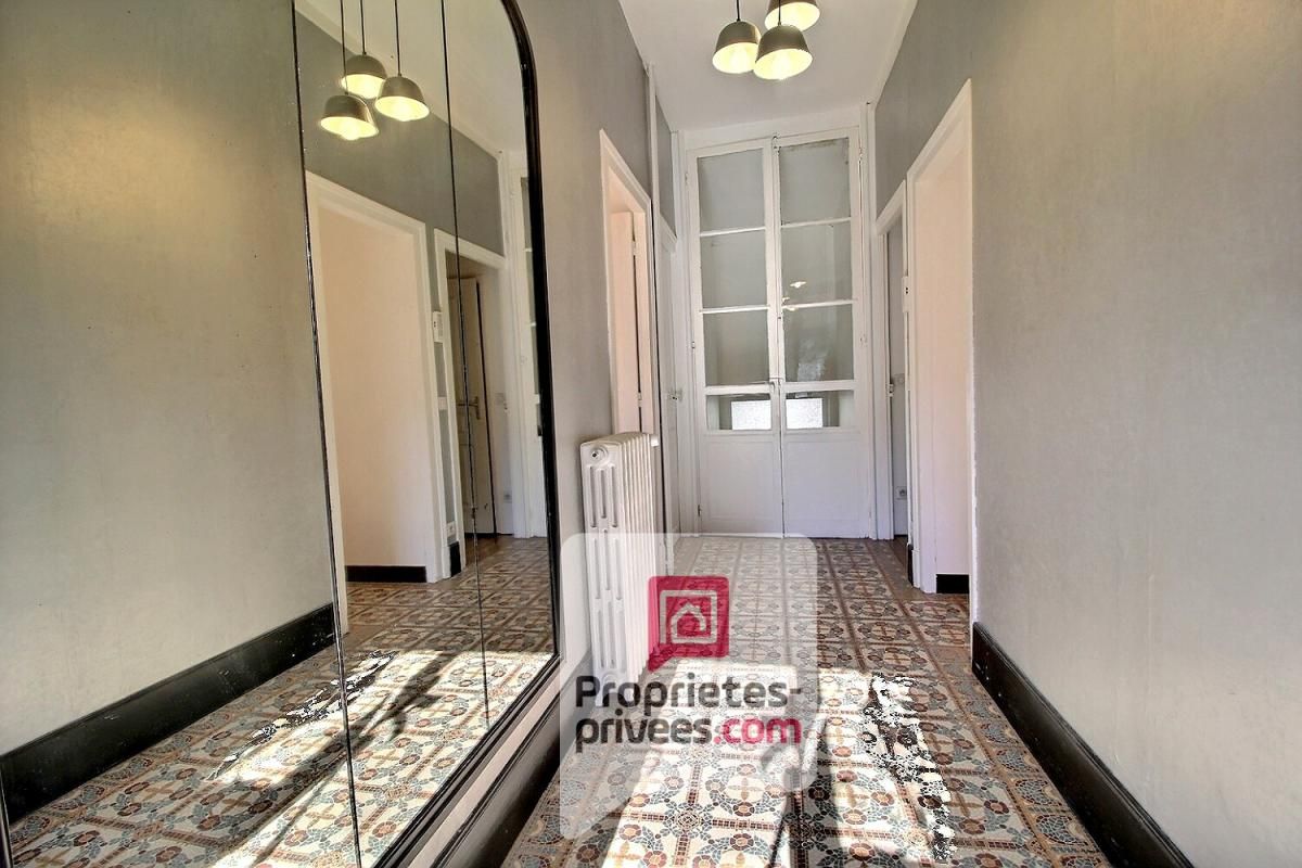 MONTARGIS À vendre BELLE MAISON de VILLE rénovée, 185 m2 environ , GARE à pied, GARE PARIS-BERCY en 1h 2