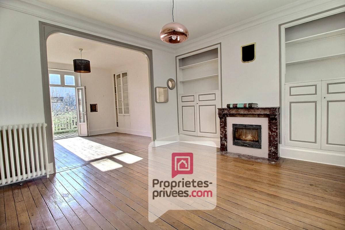 MONTARGIS À vendre BELLE MAISON de VILLE rénovée, 185 m2 environ , GARE à pied, GARE PARIS-BERCY en 1h 3