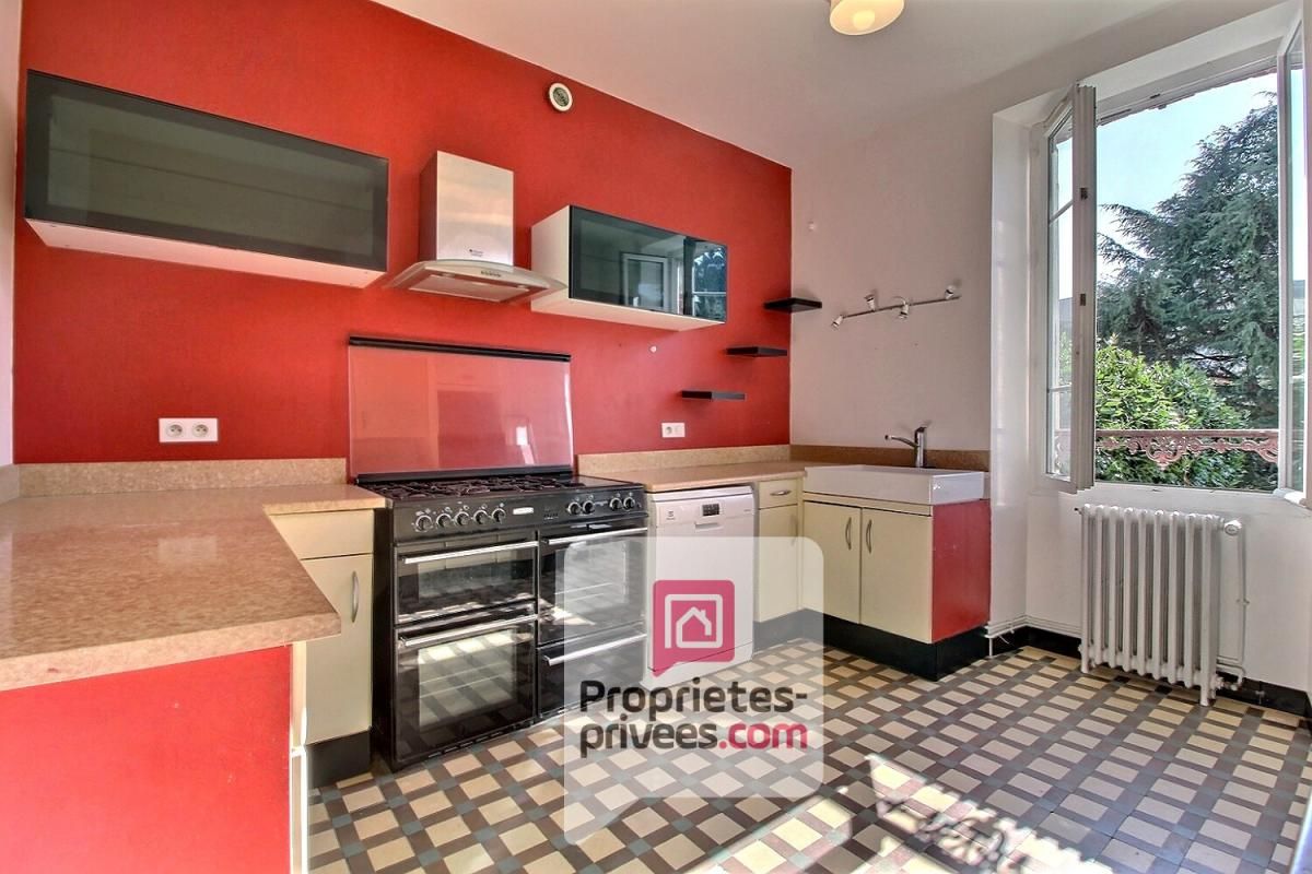 MONTARGIS À vendre BELLE MAISON de VILLE rénovée, 185 m2 environ , GARE à pied, GARE PARIS-BERCY en 1h 4