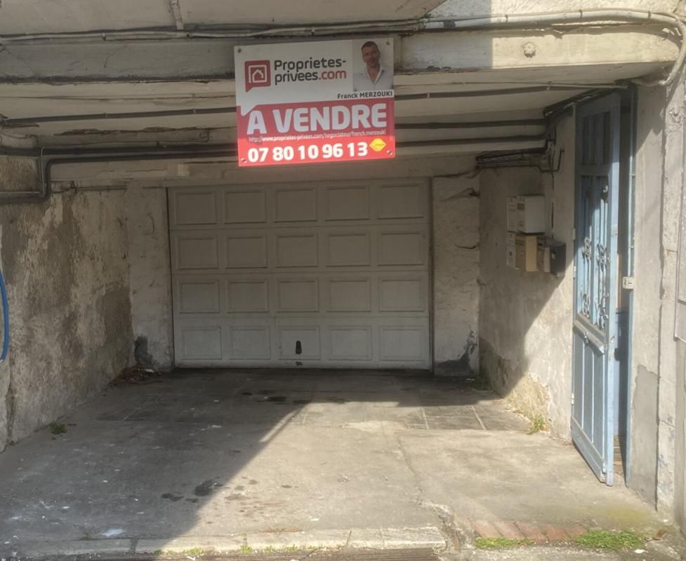 A vendre  Parking / Garage  280 m2  plein centre d' Oloron-Sainte-Marie