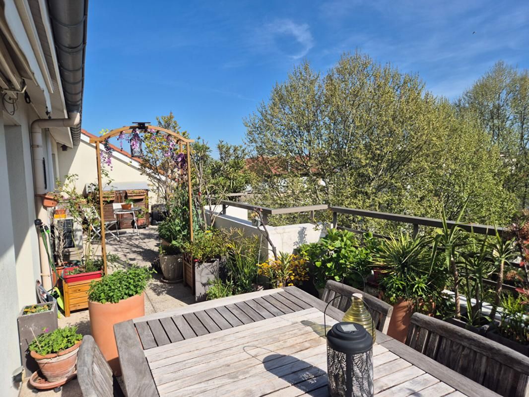 VILLEURBANNE TOIT/TERRASSE  DE 126M² AVEC TERRASSE DE 35M² CIEL OUVERT SUR VILLEURBANNE "GRATTE CIEL NORD" 4