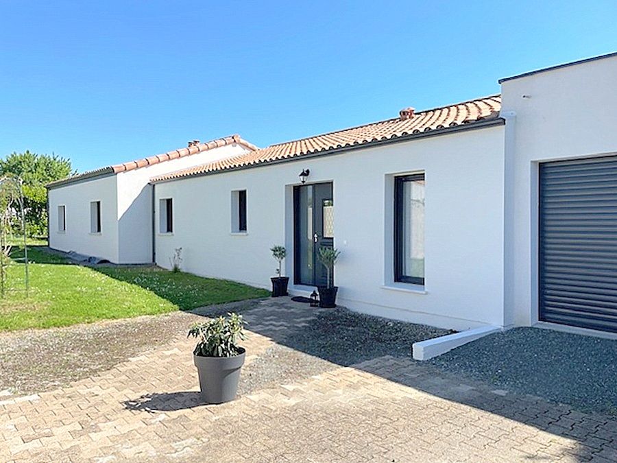 SAINT-SAUVEUR-D'AUNIS Charme et Volupté: Villa de plain pied 171 m2, 4 chambres, bureau, dépendance et jardin au calme 2