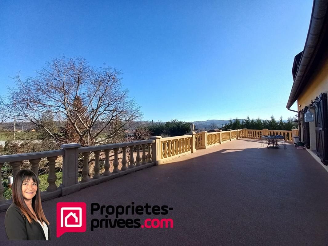 Villerest Villa  chambres, sur 2200 m² de terrain