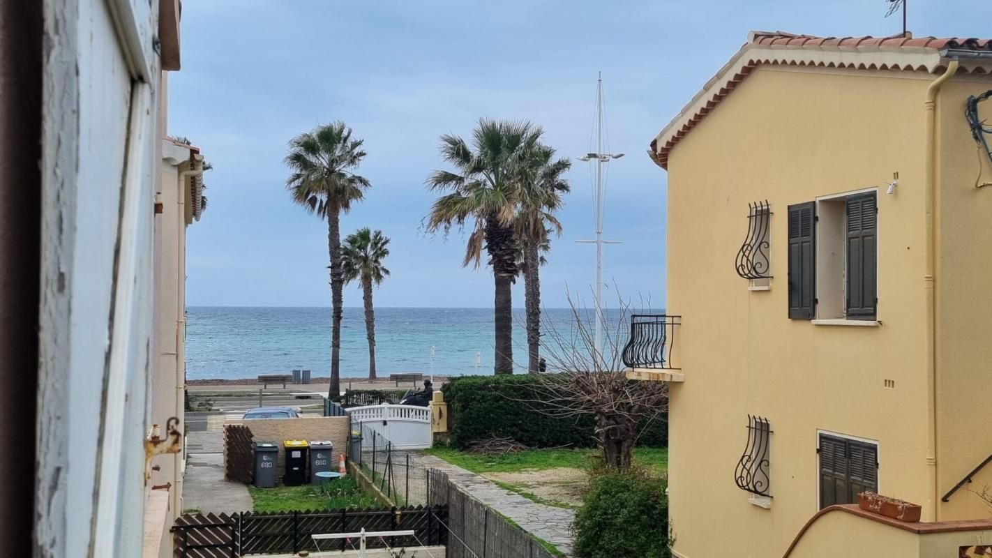 VILLA  T3, 3 STUDIOS ET DEPENDANCE BORD DE MER, STATIONNEMENTS