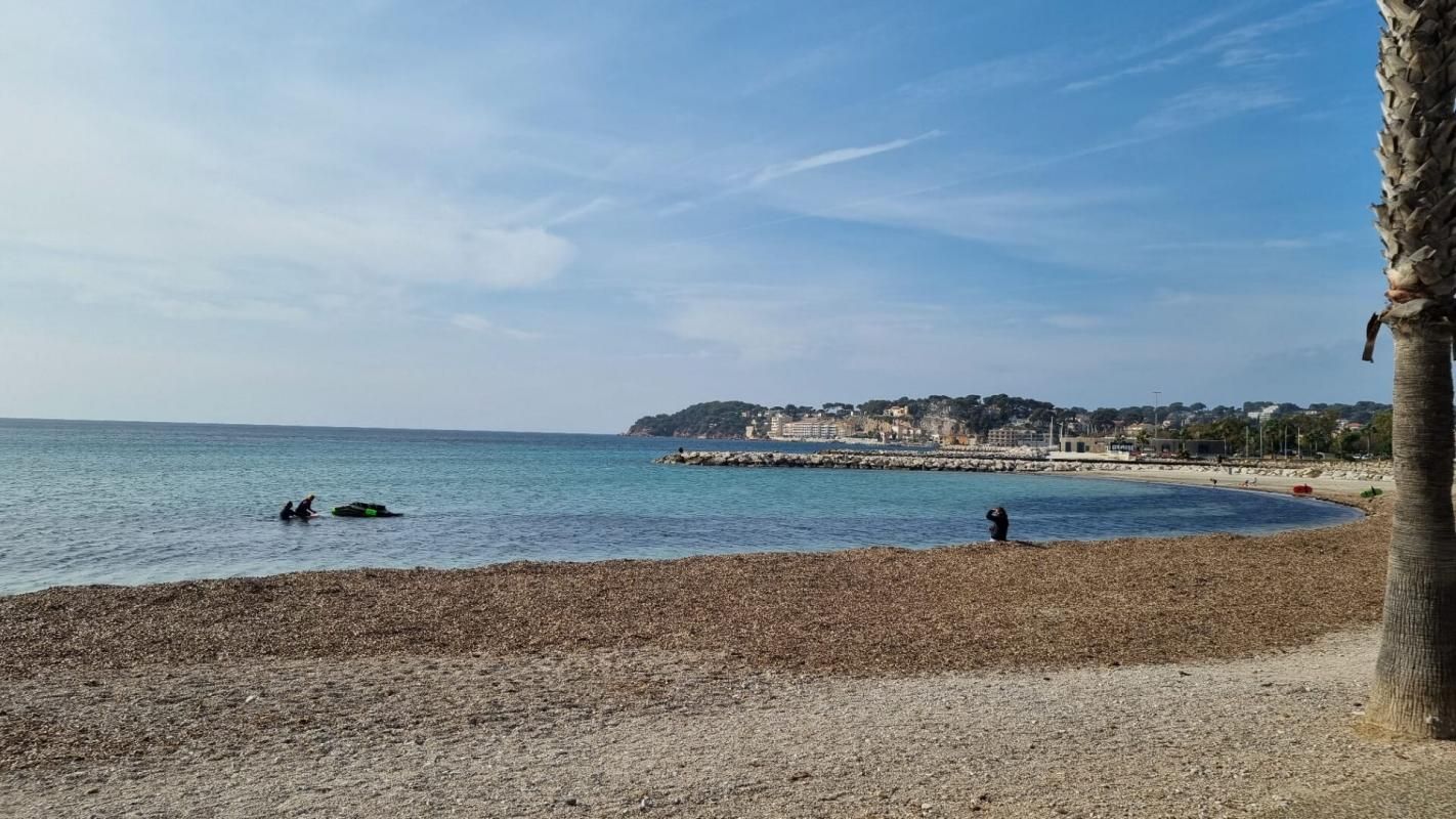 SIX-FOURS-LES-PLAGES VILLA T3, 3 STUDIOS ET DEPENDANCE BORD DE MER, STATIONNEMENTS 2