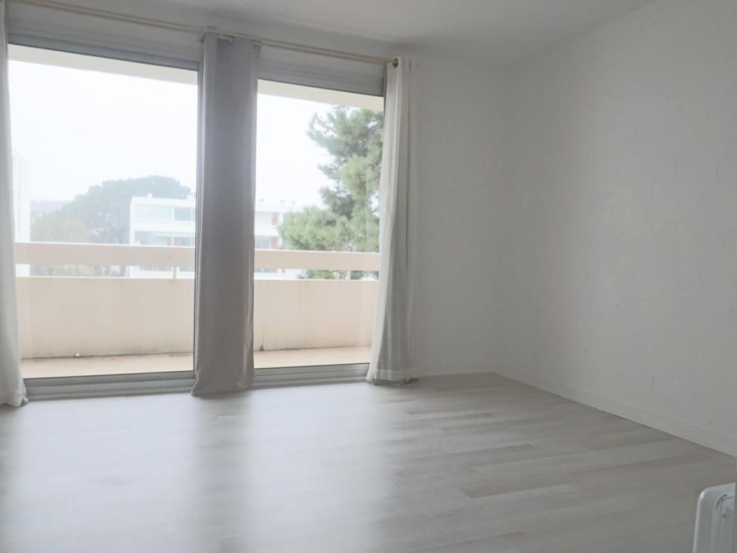 STUDIO RENOVE AVEC TERRASSE ET CAVE SECTEUR BENOIT