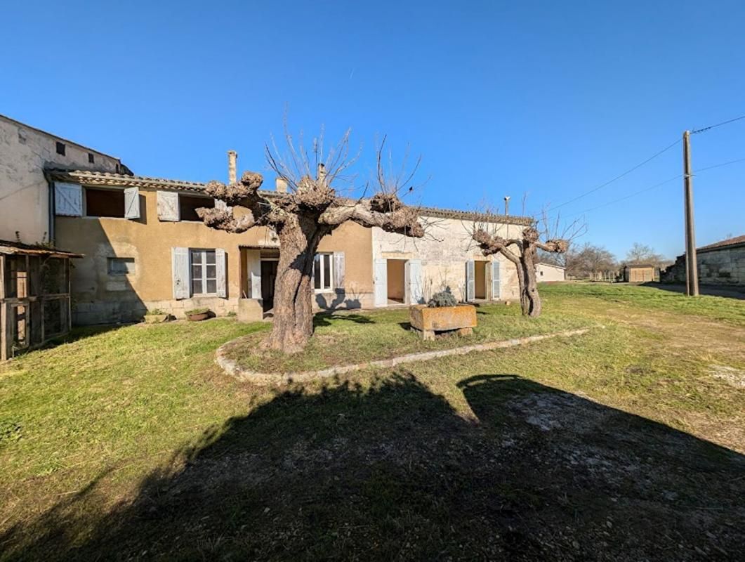 SAINT-DENIS-DE-PILE Maison Saint Denis De Pile 15 pièce(s) 700 m2 2