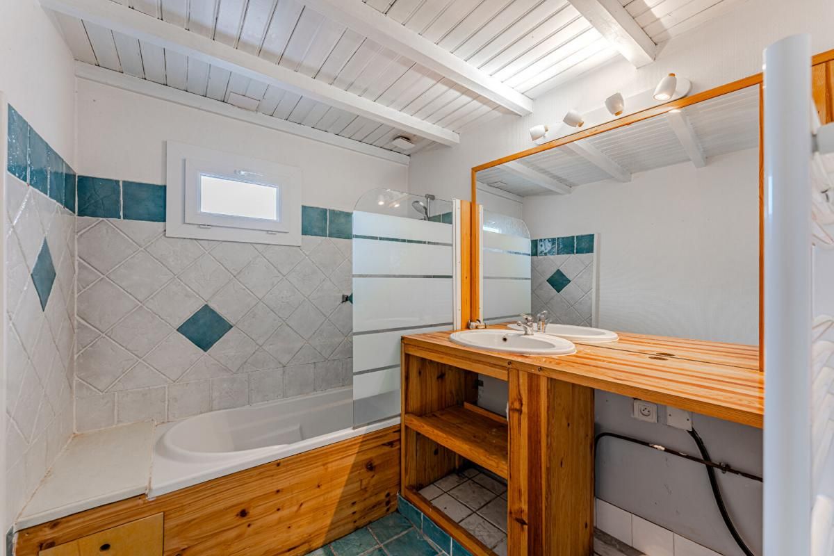 LA TESTE-DE-BUCH Appartement La Teste De Buch 2 pièce(s) 55 m2 + local à aménager de 25 m²r de 4