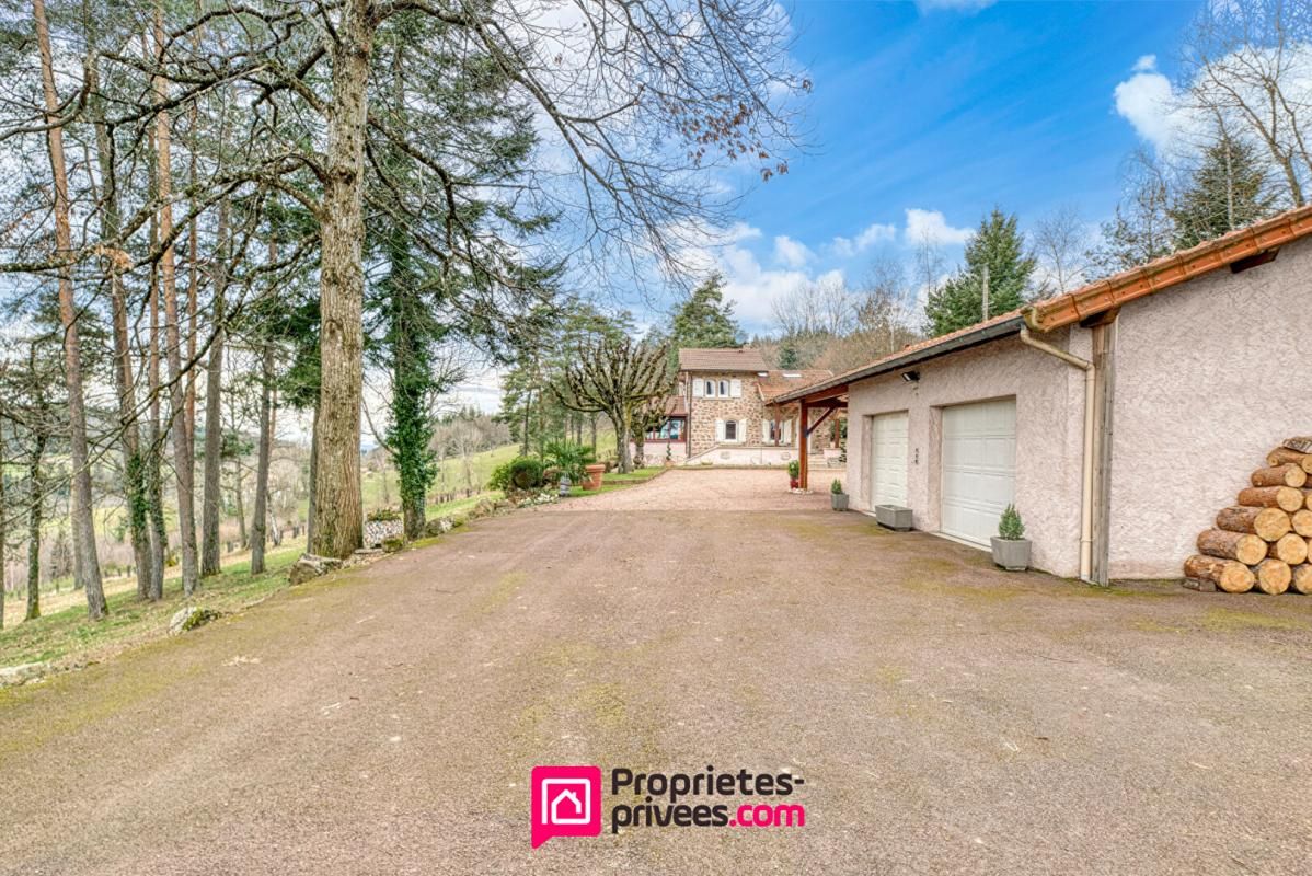 COURS-LA-VILLE Maison en pierres 7 pièces de 130 m² 2