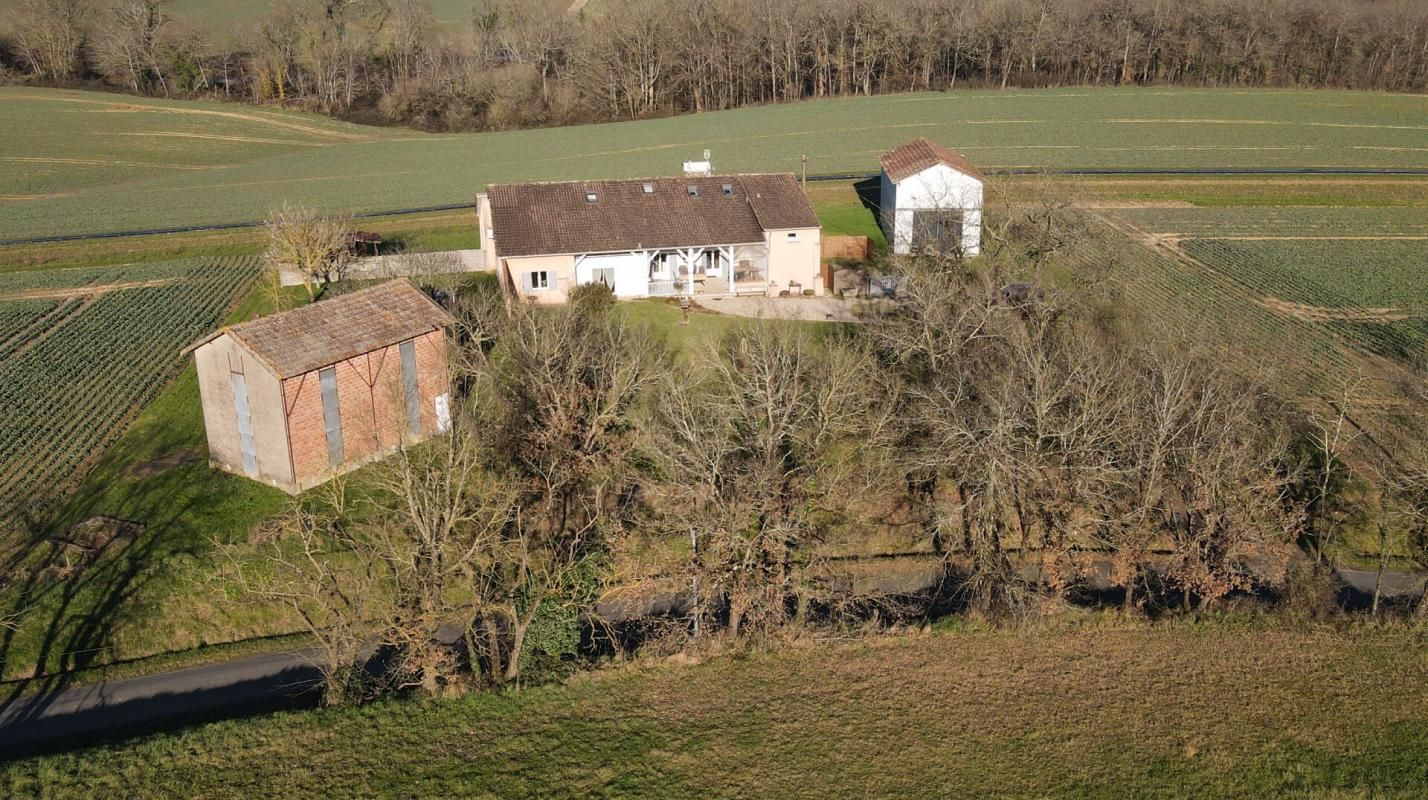 Ferme rénovée avec 3 logements dont 2 gîtes et dépendances