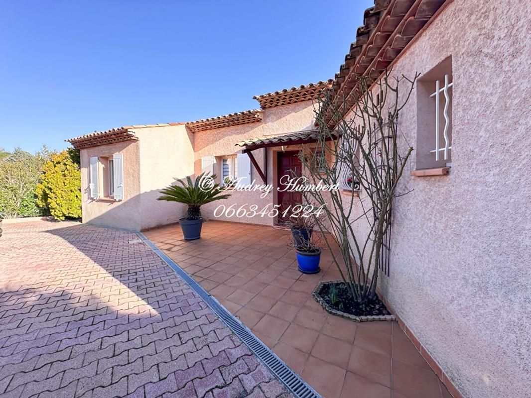 EXCLUSIVITE, PIERREVERT, VILLA de 137 m², plain pied édifiée sur un beau jardin de 900 m² avec piscine